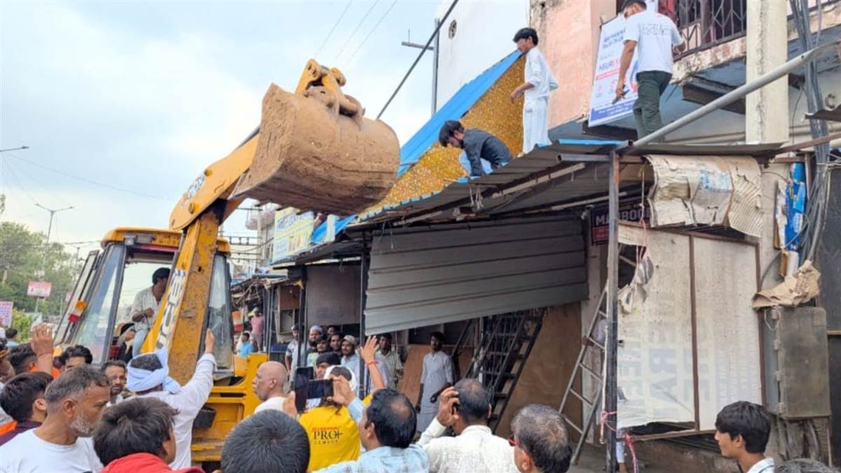 https://www.jagranimages.com/images/newimg/21082025/21_08_2025-bulldozer_action_73_24020452.jpg
