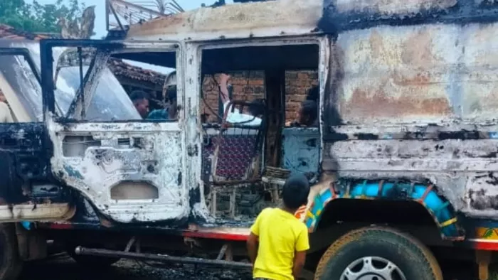 चतरा में ट्रैक्टर और पिकअप वाहन को फूंका