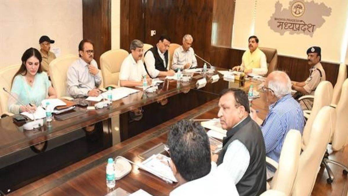 https://www.jagranimages.com/images/newimg/21082025/21_08_2025-cm_meeting_mp_24020698.jpg