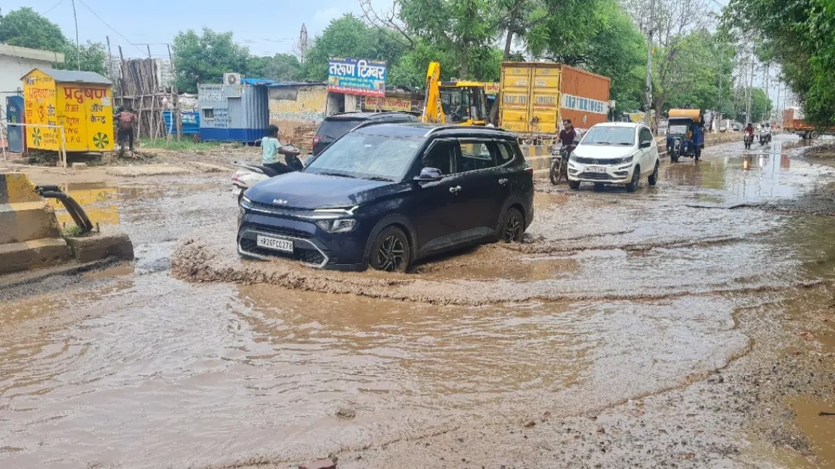 द्वारका एक्सप्रेसवे तक सफर आसान नहीं, गुरुग्राम में 4 किमी लंबी सड़क में सिर्फ गड्ढे और जलभराव