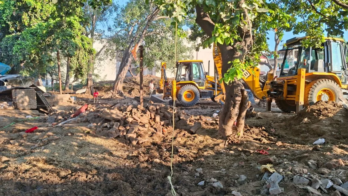 Bulldozer Action: बुलडोजर से ध्वस्त की अवैध गोशाला, इलाके के लोगों को मिली बड़ी राहत