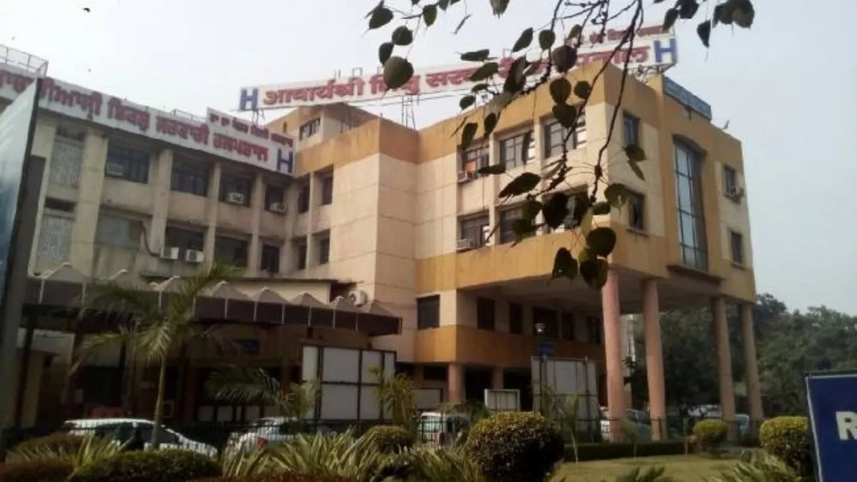 Delhi News: अस्पताल में मास्क लगाकर कार्यकर्ताओं के साथ पहुंचे BJP विधायक, डॉक्टरों ने लगाया दुर्व्यवहार का आरोप