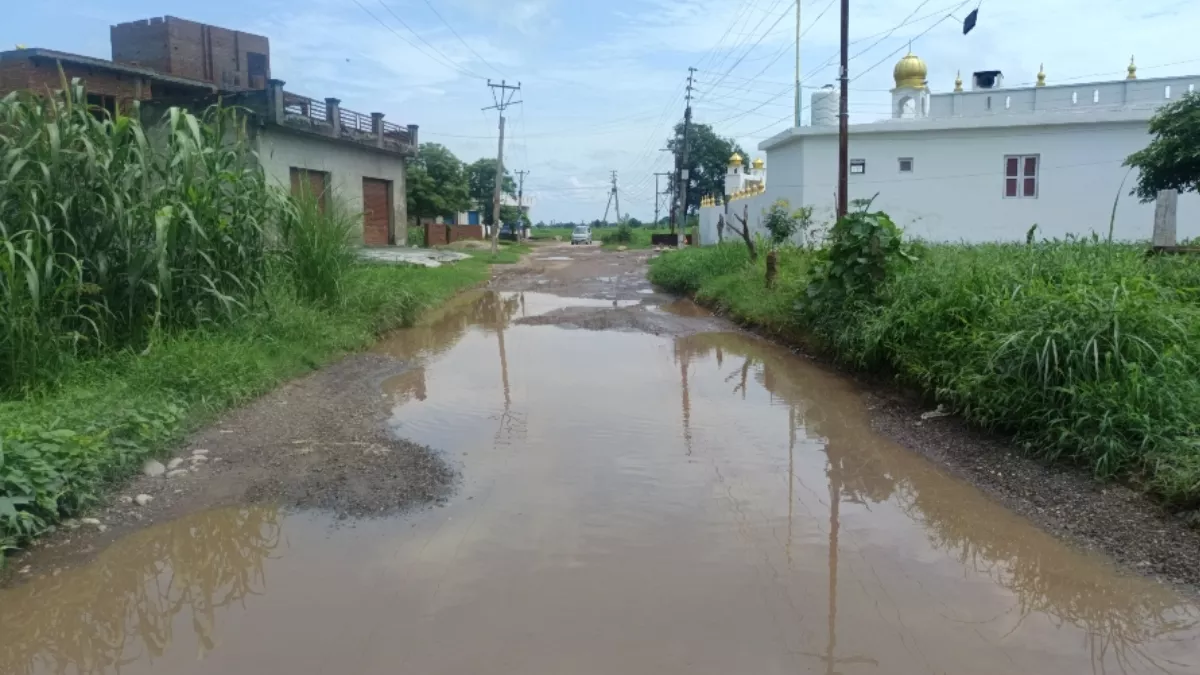 Jammu News: हादसों का अड्डा बना आरएसपुरा-अब्दुल्लियां मुख्य मार्ग, खस्ताहाल सड़क से ग्रामीणों की बढ़ी मुश्किल