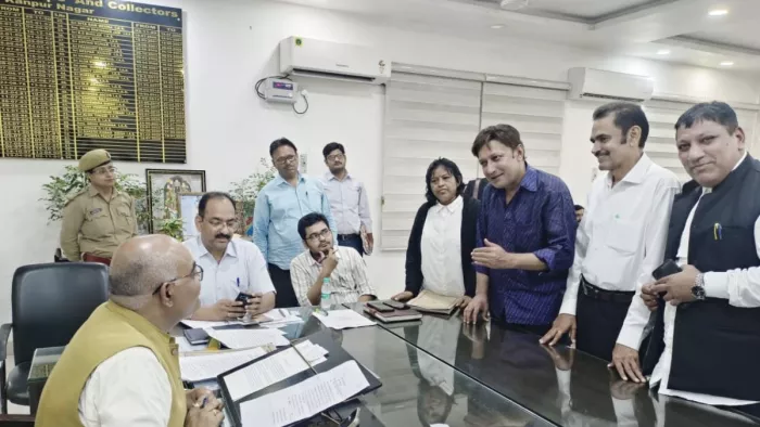जमीन पर अवैध कब्जे की शिकायत लेकर पहुंचे अभिनेता संजय शुक्ला। जागरण