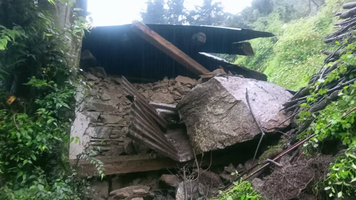 Uttarakhand Weather: उत्‍तराखंड के पिथौरागढ़ में फिर दरका पहाड़, खतरे में 18 परिवार