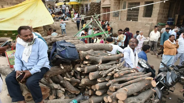 श्मशान घाटों पर लगेगा लकड़ी की दरों का बोर्ड।