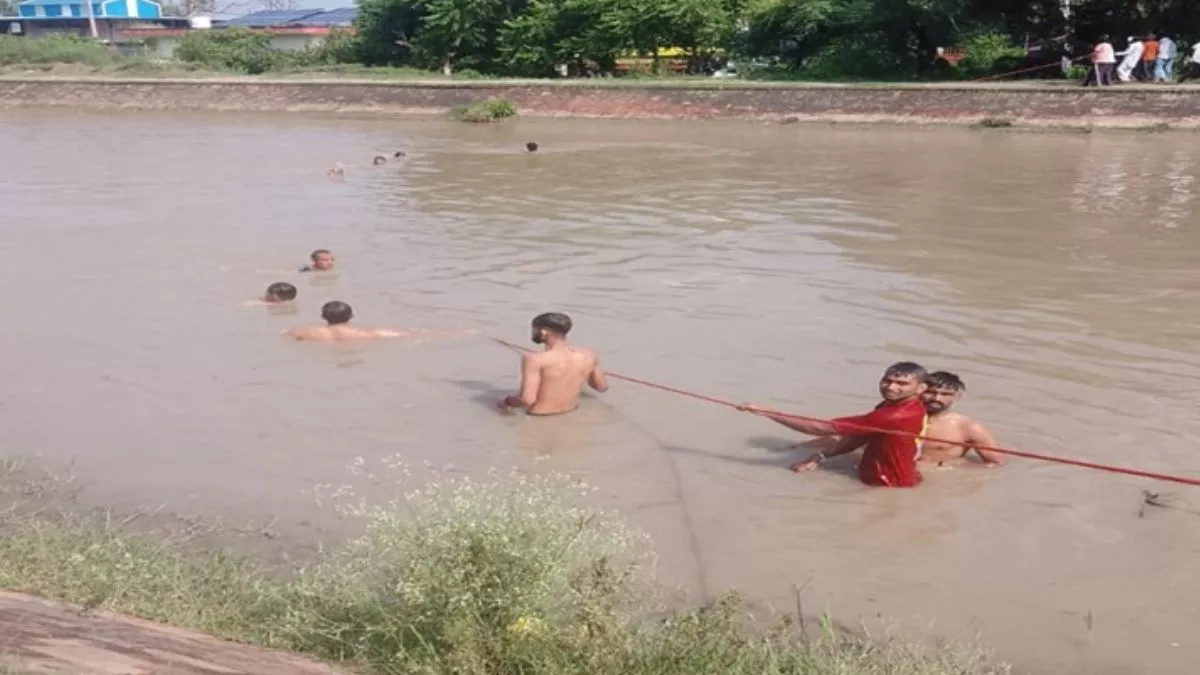 Jind News: नहर में नहाते समय बहा तैराकी कोच, तलाश जारी; गोताखोर बुलाकर चलाया सर्च अभियान