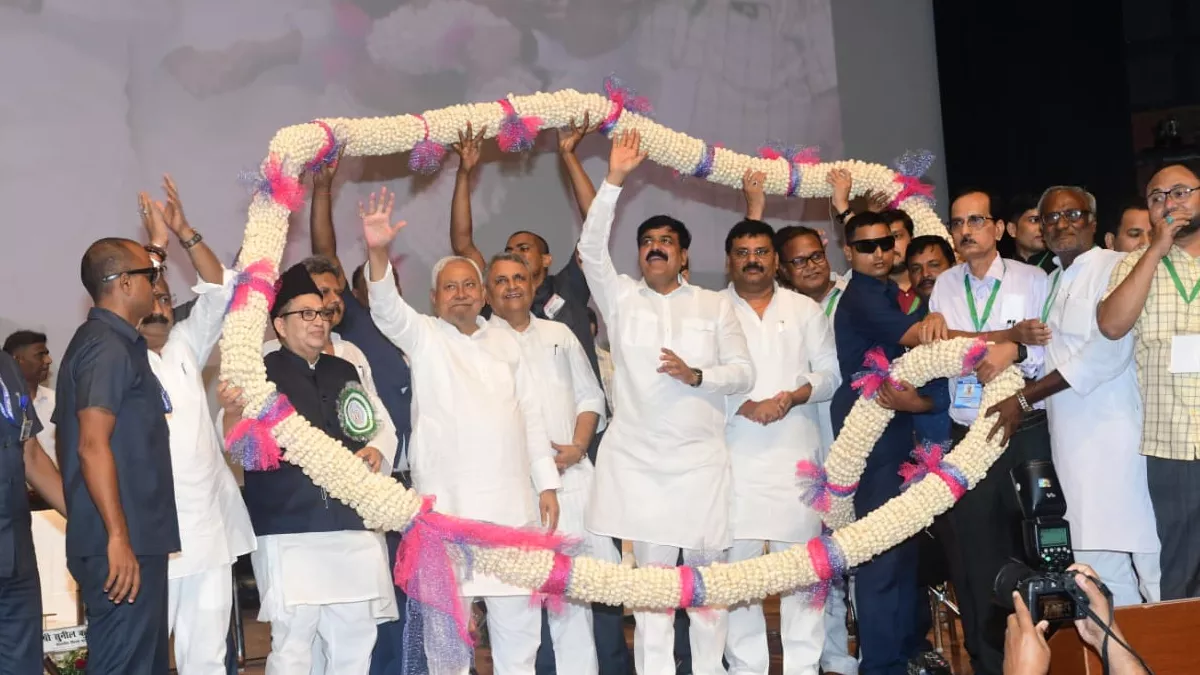 मुस्लिम वोट के लिए नीतीश गिना रहे थे काम... मदरसा शिक्षकों ने सैलरी को लेकर थमाया कागज