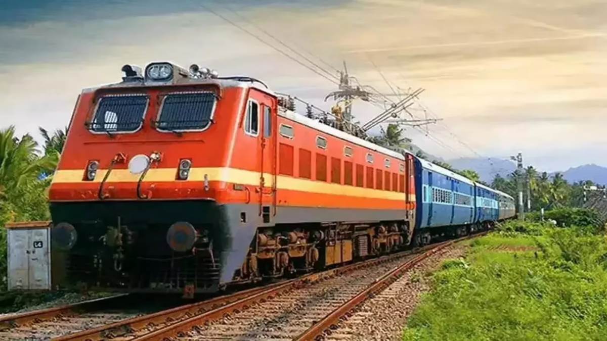 https://www.jagranimages.com/images/newimg/21082025/21_08_2025-patna_train_24020658.jpg