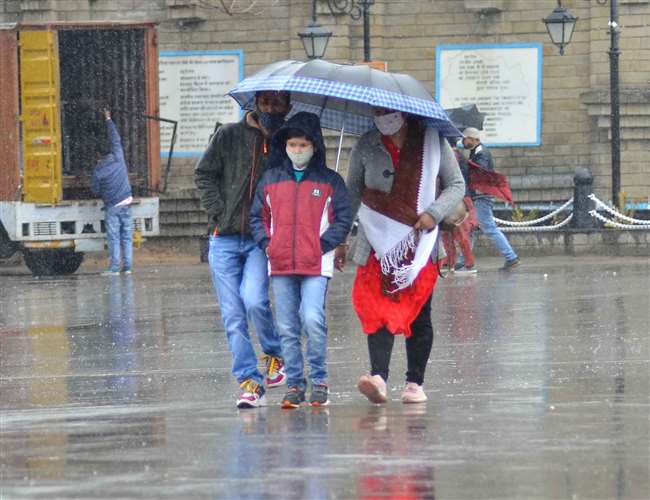 हिमाचल प्रदेश में चार जिलों में आज भारी बारिश की चेतावनी जारी की गई है।