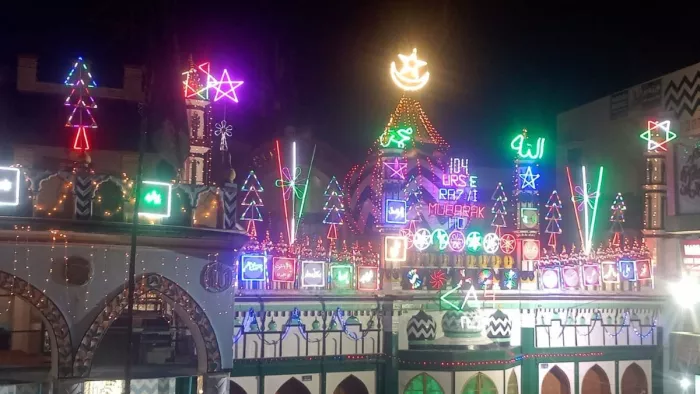 Imam Ala Hazrat News: उर्स ए रजवी को लेकर रोशनी से नहाई दरगाह आला हजरत। जागरण
