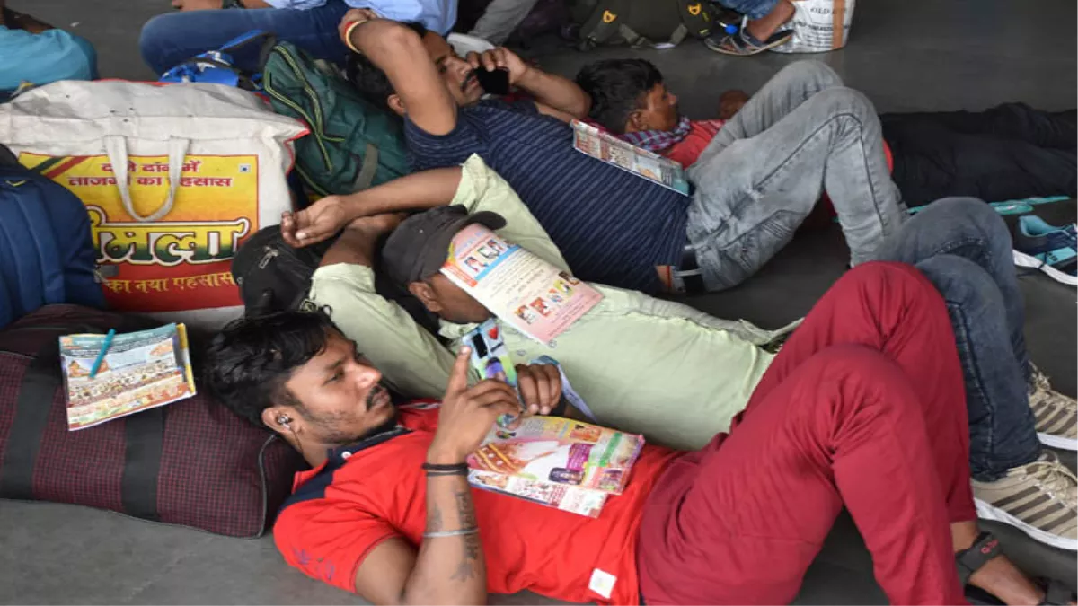 Indian Railway Update : ट्रेन रद होने से स्टेशन पर हो रहा हंगामा, तस्वीरों में देखें कैसे परेशान हैं यात्री