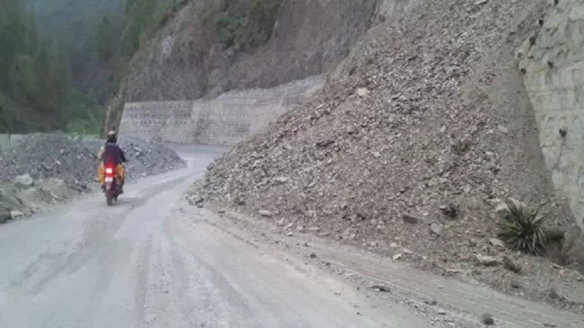 Uttarakhand News: गंगोत्री राजमार्ग अवरुद्ध होने से डेढ़ हजार तीर्थयात्री फंसे, लगातार पहाड़ी से गिर रहे पत्थर