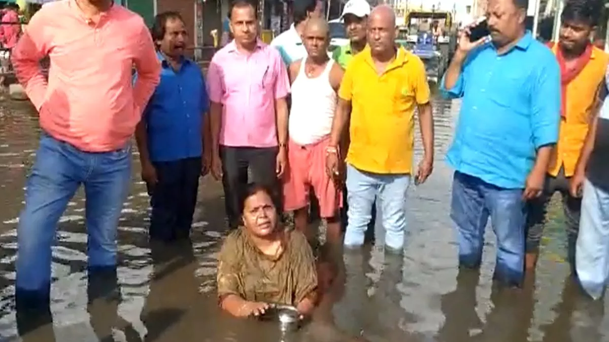 Jharkhand News: गोड्डा में कांग्रेस विधायक ने सड़क पर गंदे पानी में किया स्नान, सांसद निशिकांत दुबे का ट्विटर पर पलटवार