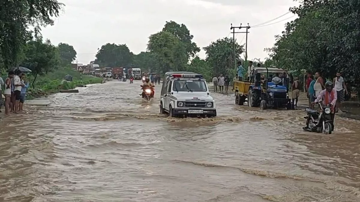 हमीरपुर : दो दिन में 274 मिमी बारिश से बाढ़ जैसे हालात, कानपुर-सागर हाईवे डूबा और रेलवे ट्रैक पर भी भरा पानी