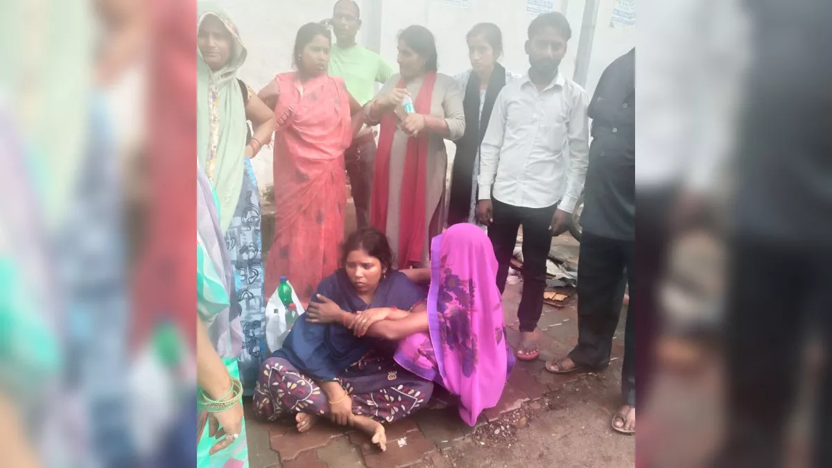 Lucknow: 'फैक्ट्री संचालक ने जानबूझकर मेरे पति काे मारा है, उसकी गिरफ्तारी हो', धरने पर बैठी पत्नी ने की मांग
