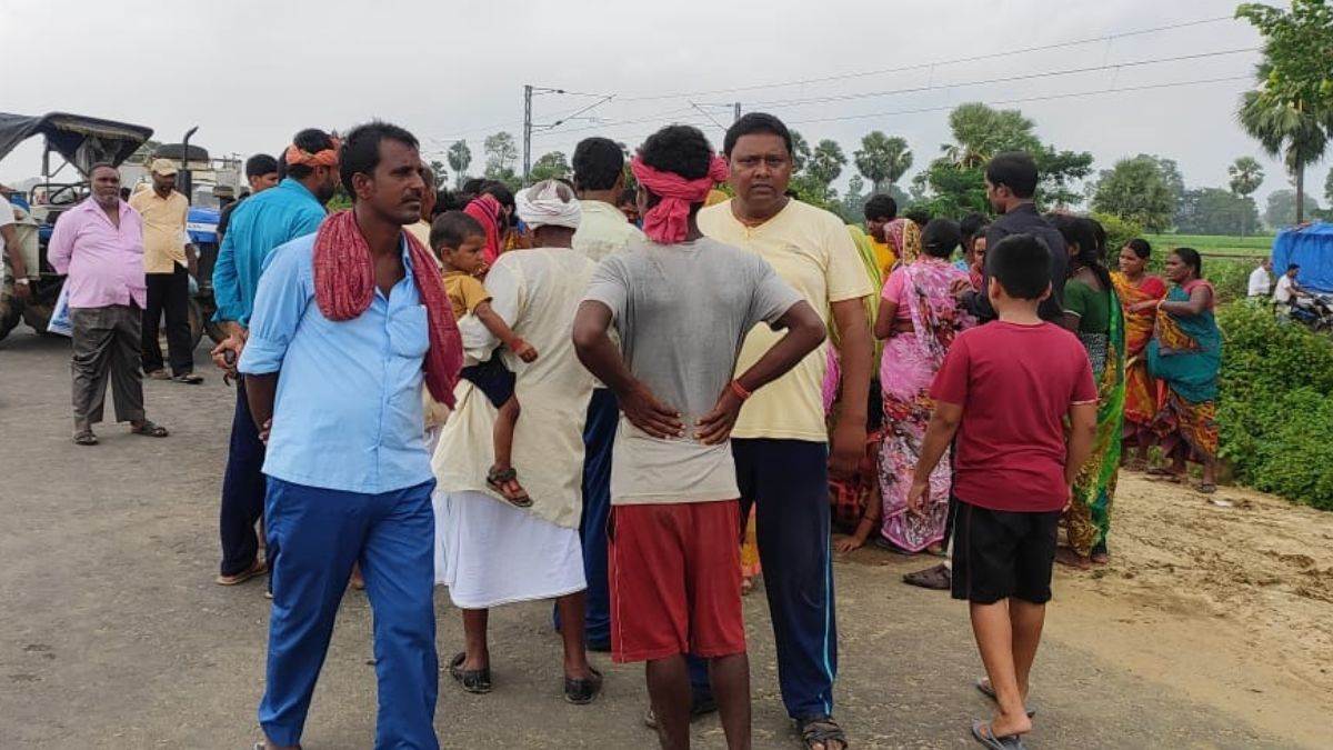 हत्‍या की घटना के बाद जुटी लोगों की भीड़। जागरण