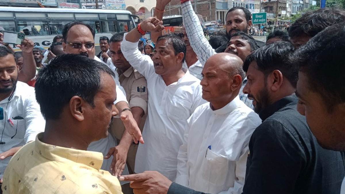 Bihar Politics: शिवहर: समर्थकों से घिरे पूर्व केंद्रीय मंत्री आरसीपी सिंह। तस्‍वीर: जागरण।