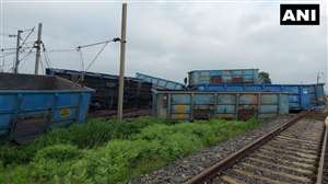 Goods Train Derailed: डीडीयू-गया रेल मार्ग पर मालगाड़ी के बीस ड‍िब्‍बे पटरी से उतरे