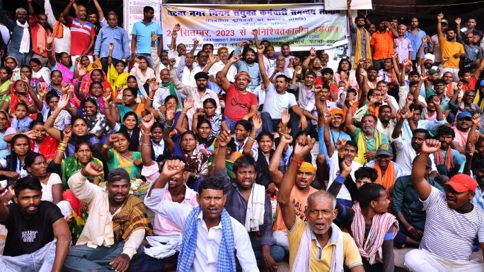 मौर्यालोक स्थित नगरनिगम कार्यालय के समक्ष अपनी मांग को लेकर प्रदर्शन करते कर्मी। जागरण