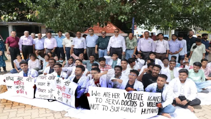 महात्मा गांधी मेमोरियल (एमजीएम) मेडिकल कॉलेज अस्पताल के डॉक्टर्स।