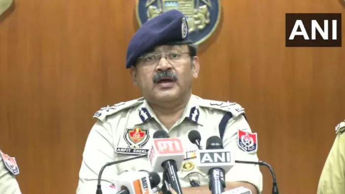 गोल्डी बरार के 1000 से ज्यादा ठिकानों पर छापेमारी, एडीजीपी शुक्ला जानकारी देते हुए।
