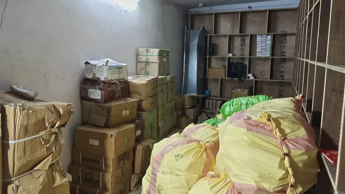 कार्रवाई में करीब 21.50 लाख रुपये की दवाएं पाई गईं।