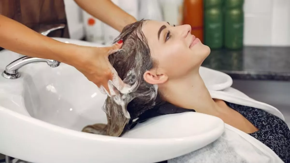 Hair Care Tips: पाना चाहते हैं शाइनी और सुन्दर बाल, तो बस शैम्पू करने से पहले करें ये काम