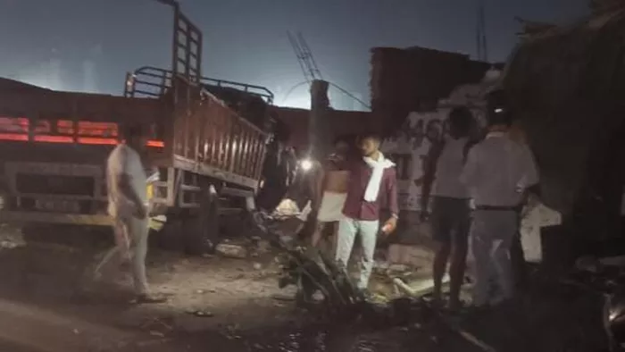 अनियंत्रित होकर दीवार तोड़कर ढाबे में घुसा ट्रक, चार लोगों की मौत।