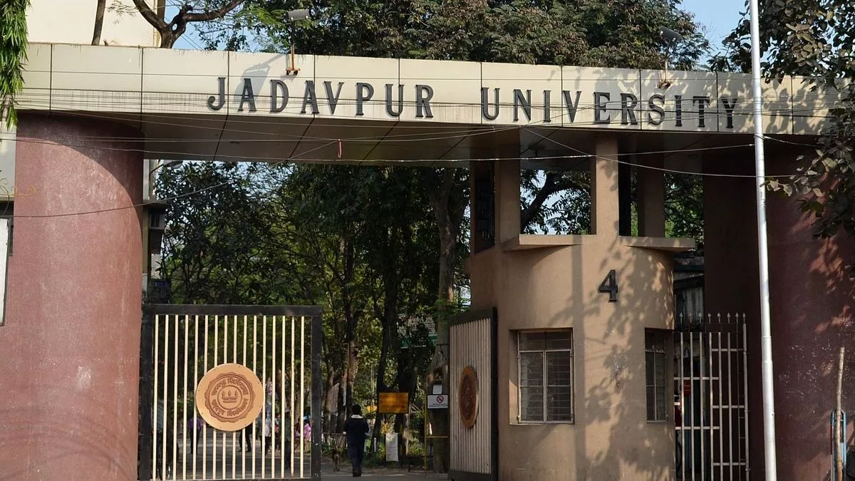 Kolkata: जादवपुर यूनिवर्सिटी के मुख्य छात्रावास को लेकर कड़े किए गए नियम, रात 10 बजे के बाद नहीं मिलेगा प्रवेश