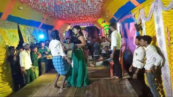 तस्वीर में स्टेज प्रोग्राम के दौरान तमंजा लहराता युवक