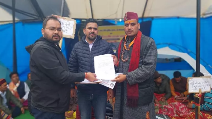 केदारनाथ में प्रशासन के आश्वासन के बाद तीर्थ पुरोहितों ने स्थगित किया आंदोलन