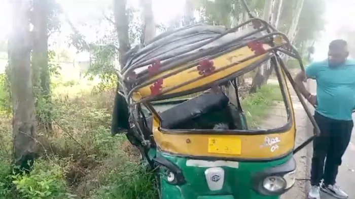 Palwal News: तेज रफ्तार कार ने ऑटो को मारी टक्कर।