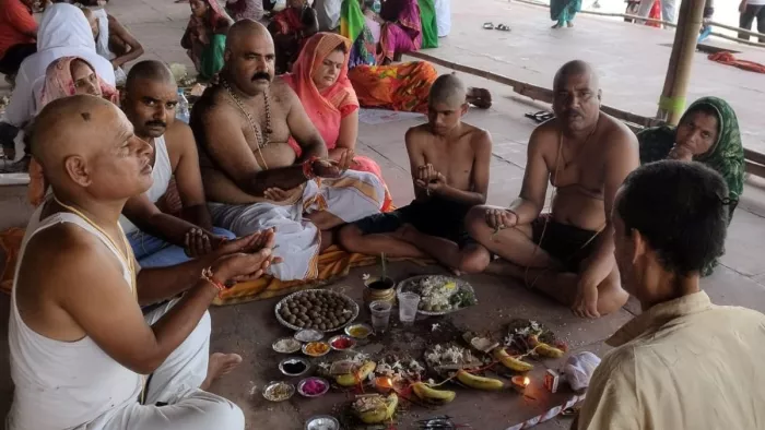 पितरों के मोक्ष की कामना को लेकर पिंडदान करते पिंडदानी।