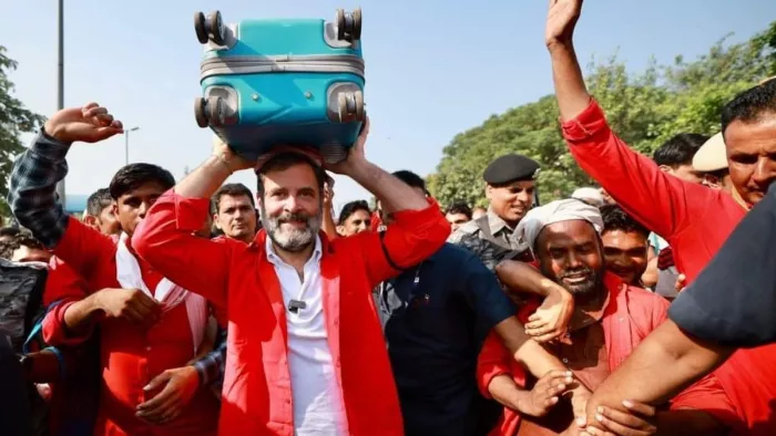 राहुल गांधी ने फिर चौंकाया, रेलवे स्टेशन पर लोगों का सामान उठाते दिखे