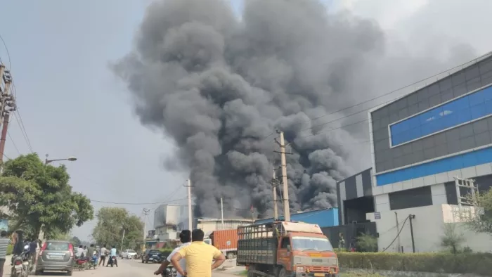 सोनीपत में धागा बनाने की फैक्ट्री में लगी भीषण आग