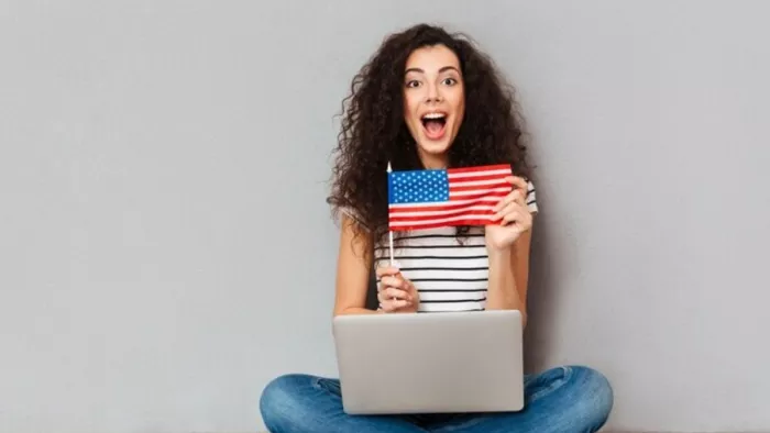 Study in Abroad हर साल बड़ी संख्या में हायर स्टडीज के लिए स्टूडेंट्स विदेश जाते हैं। (image-freepik)