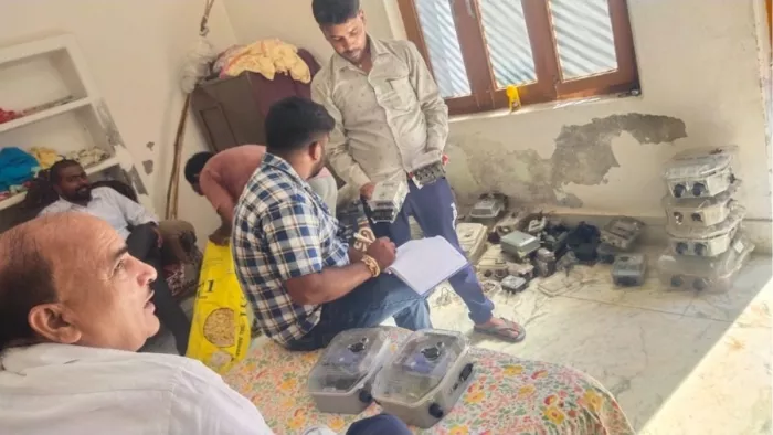साहबगंज के इस्माइलगंज-अमानीगंज मोहल्ले के एक घर में छापेमारी के दौरान मिले बिजली मीटरों को सूचीबद्ध करते अधिकारी।