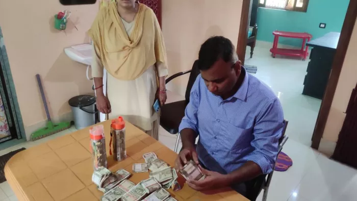 बिजली विभाग के कार्यपालक अभियंता के आवास पर विशेष निगरानी विभाग की टीम का छापा