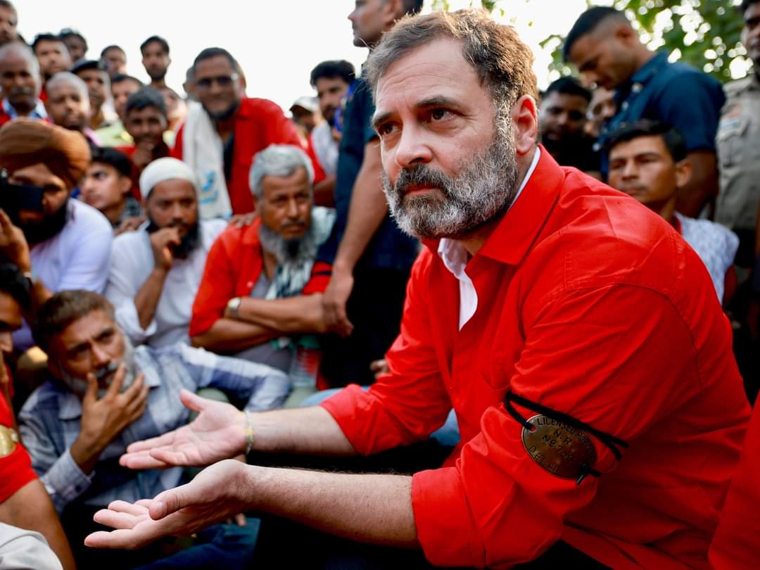दिल्ली के इस स्टेशन पर कुली की ड्रेस में कुलियों के बीच नजर आए राहुल,ट्रॉली उठा..-At this station in Delhi, Rahul was seen among the porters in porter's dress, picking up the trolley..