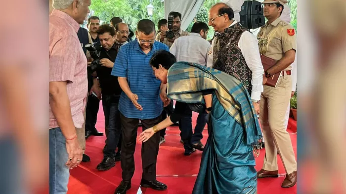 सीएम आतिशी ने शपथ लेने के बाद केजरीवाल के छुए पैर। फोटो- ANI