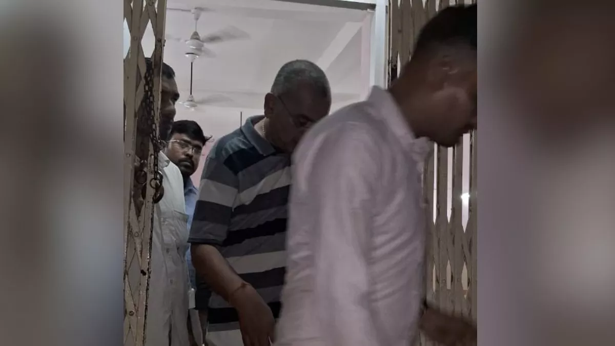 UP News: बैंक मैनेजर और चपरासी घूस लेते रंगे हाथों ग‍िरफ्तार, CBI की ग‍िरफ्तारी से मची खलबली