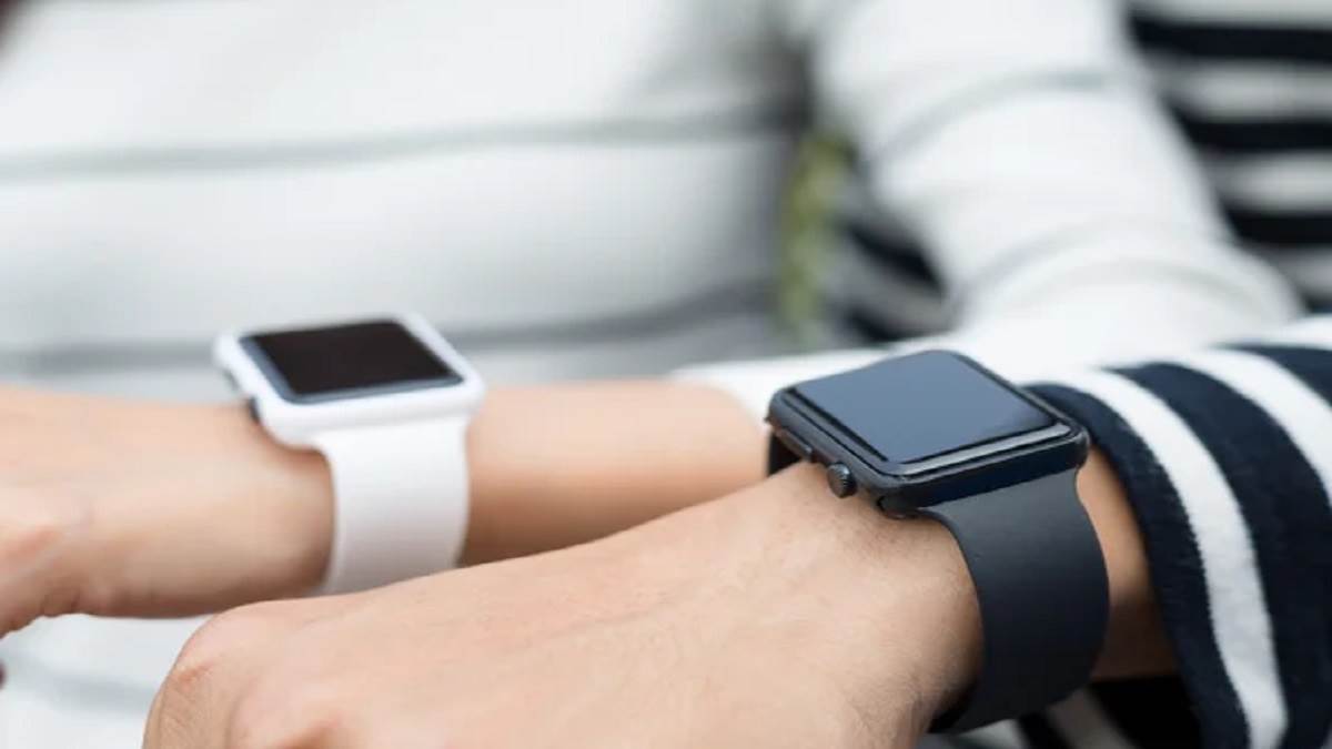 https://www.jagranimages.com/images/newimg/21092024/21_09_2024-depositphotos_105589074-stock-photo-couple-using-smart-watches_cccc_23801230.jpg
