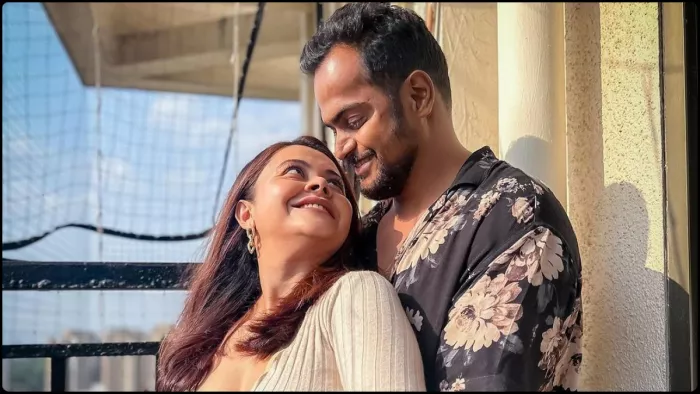 पति की बाहों में देवोलीना भट्टाचार्जी ने फ्लॉन्ट किया बेबी बंप। फोटो क्रेडिट- इंस्टाग्राम