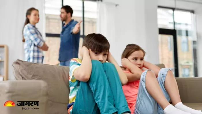 Parenting Tips: आप भी तो नहीं कर रहे दूसरों के सामने बच्चों को डांटने की गलती? (Image Source: Freepik)