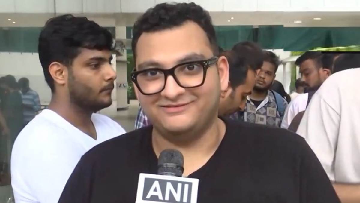man wait in line for 21 hours to buy iphone 16 traveled from ahmedabad to mumbai