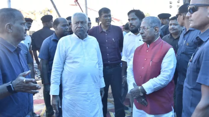 बाढ़ प्रभावित इलाकों का जायजा लेते सीएम नीतीश कुमार, विधानसभा अध्यक्ष नंदकिशोर यादव।