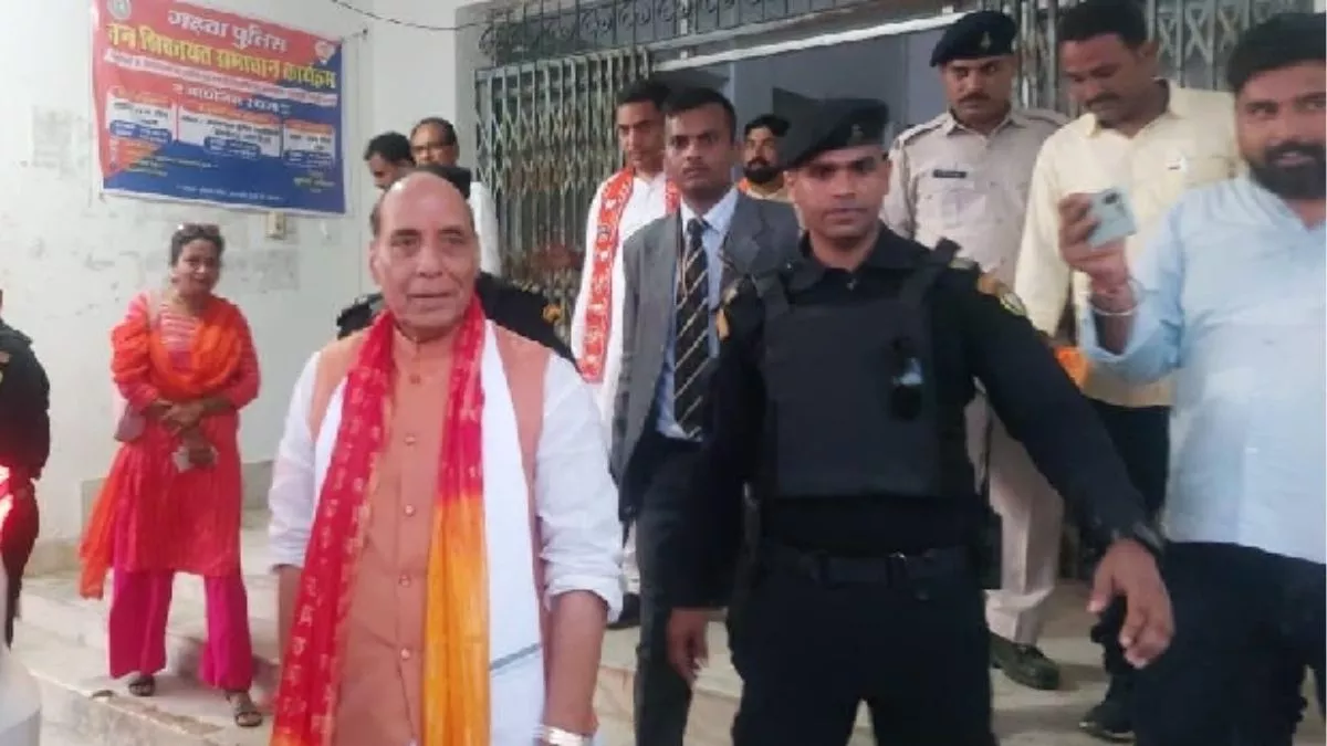 Rajnath Singh: झारखंड में उड़ान नहीं भर सका राजनाथ सिंह का हेलीकॉप्टर, सड़क रास्ते से वाराणसी रवाना