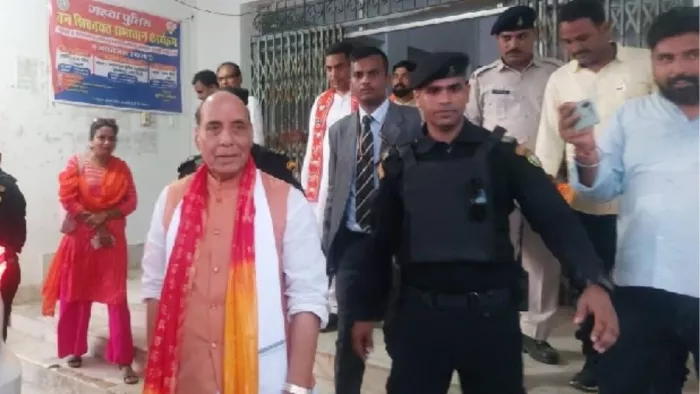 सड़क मार्ग से वाराणसी के लिए रवाना होते रक्षा मंत्री राजनाथ सिंह।
