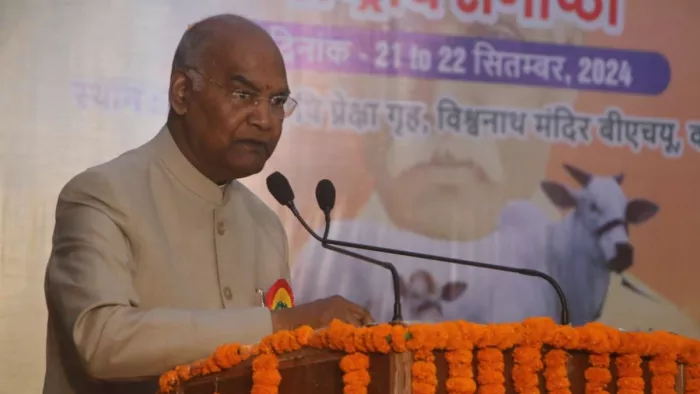 बीएचयू के आयुर्वेद विभाग की राष्ट्रीय संगोष्ठी में बोलते रामनाथ कोविन्द।